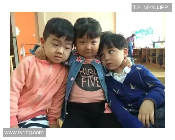 足球明星携手萌娃共度快乐时光展现亲子温情与运动魅力