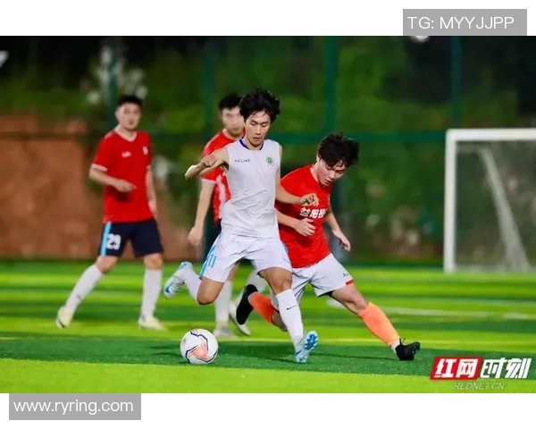 足球明星狂人揭秘:他如何在绿茵场上创造传奇与疯狂的故事